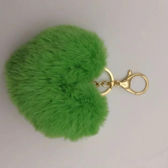 Green Heart-Shaped Fur Keychain - Picture 4 of 4